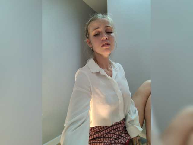 Broadcast screenshots LEILA-ANGELL