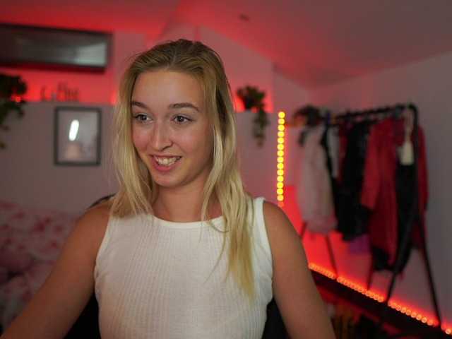 Photos AlexisTexas18 Hi! I am Alexis 19 yrs old teen, with perfect ass, nice tits and very hot sexy dance moves! Lets have fun with me! Water on my white T-shirt at goal!