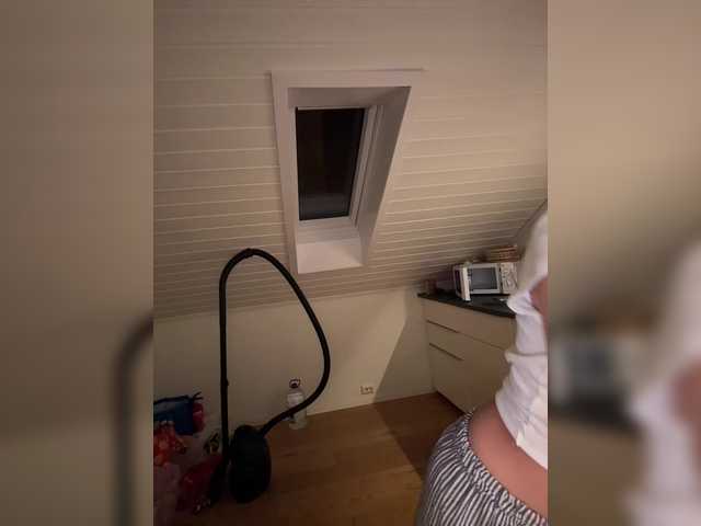 Welcome to my chat room! Feel free to say hi 😊