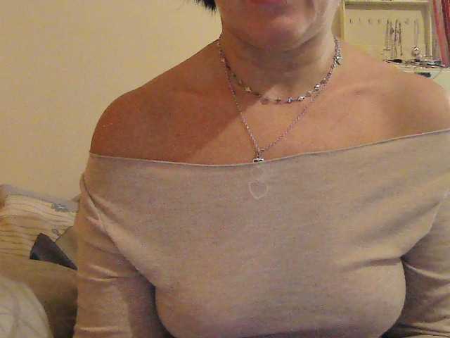 Welcome to my chat room! Feel free to say hi 😊