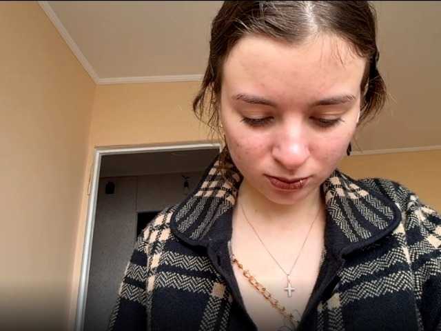 Hi, I'm Mia, I'm new here, I hope you'll support me)