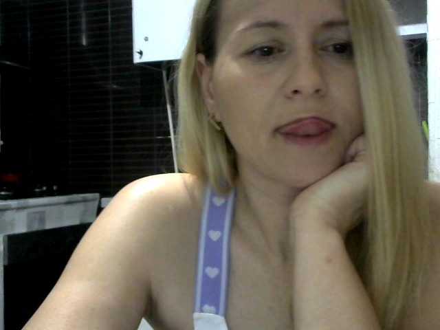 Photos arianna_92 Hello guys...Welcome to my room!!!​​ lovense is on! @remain naked rub pussy !!!