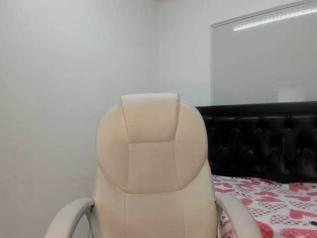 Welcome to my chat room! Feel free to say hi 😊