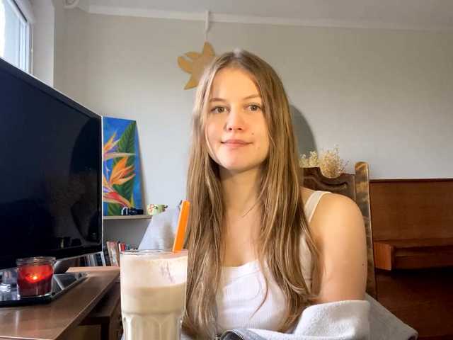 Hello im Emilia its my first day here welcome to my room :D