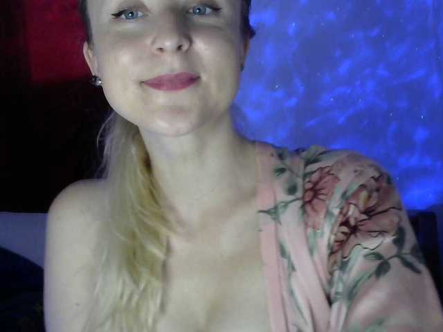 Broadcast screenshots blonde-kisses