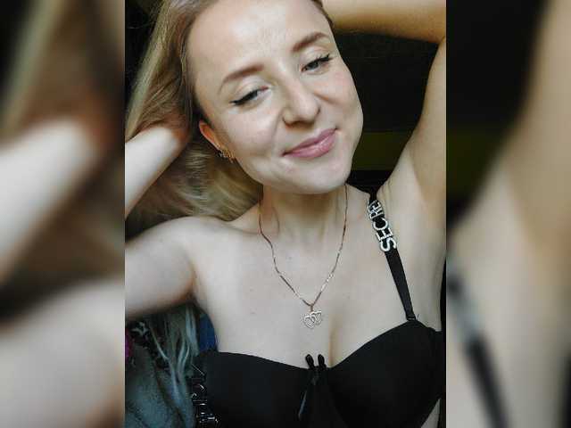 Broadcast screenshots blonde-kisses