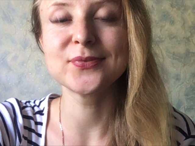 Broadcast screenshots blonde-kisses