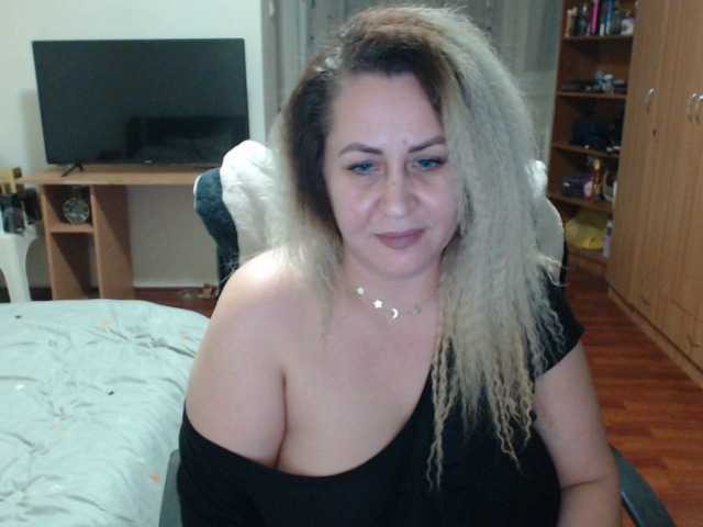 Photos BlondeElla 1000 tokens who want me and love me