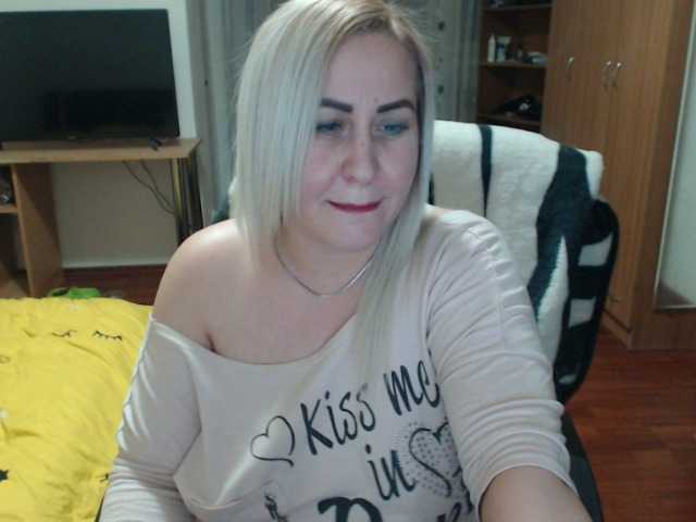 Photos BlondeElla 1000 tokens who want me and love me