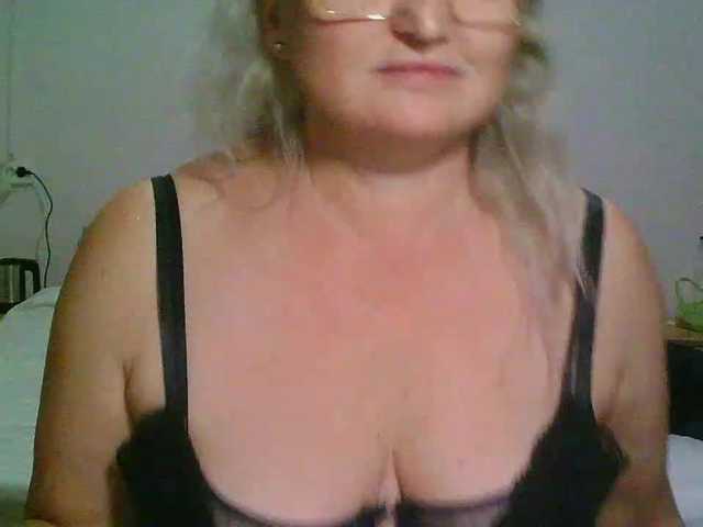 Welcome to my chat room! Feel free to say hi 😊