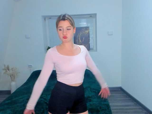 Welcome to my chat room! Feel free to say hi 😊