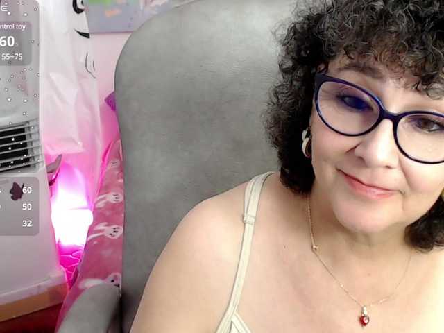 Photos cataleya-mom mom horny play bogboobs and squirt for you