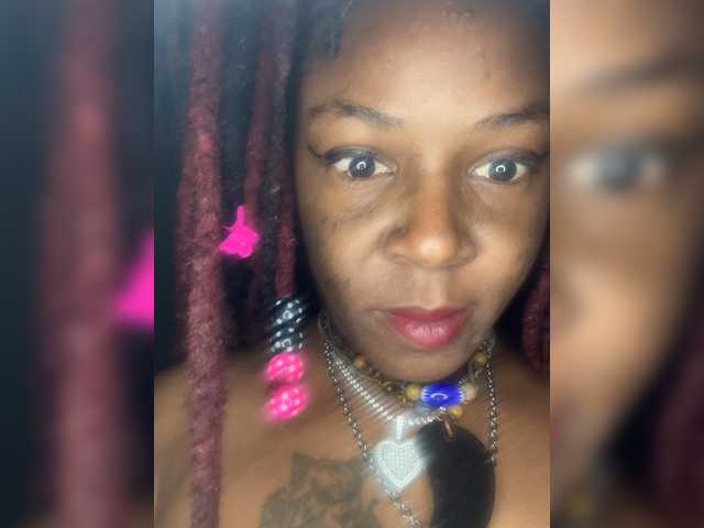 Welcome to my chat room! Feel free to say hi 😊