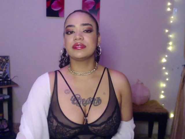 Photos curlyMegan Welcome to my room i am back!! topless at goal 444 left, thank you for be nice. Check my tip menu and games :) :love