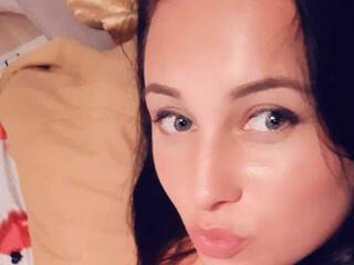 Erotic video chat curvyella93