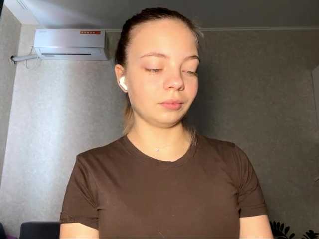 Welcome to my chat room! Feel free to say hi 😊