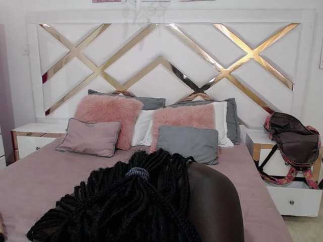 Photos Ebony-Queen19 Welcome to my room I'm new I'm hot and ready for fun