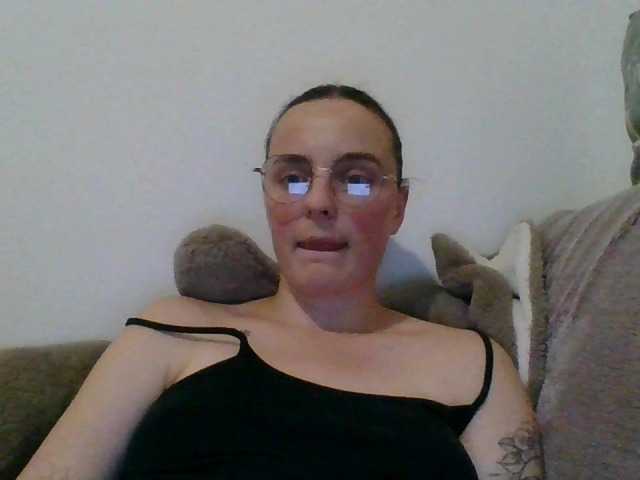 Welcome to my chat room! Feel free to say hi 😊