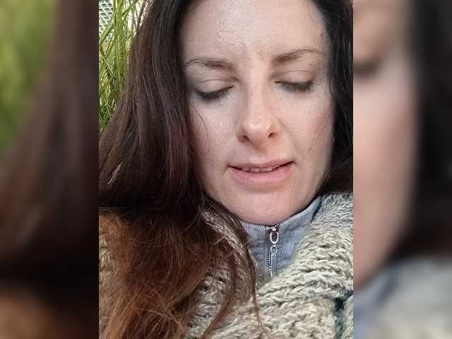 Welcome to my chat room! Feel free to say hi 😊