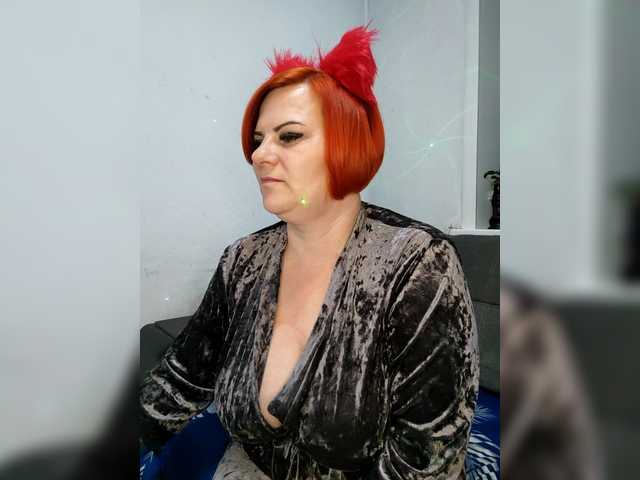 Welcome to my chat room! Feel free to say hi 😊