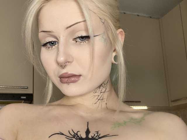 Photo of the profile goth-bimbo