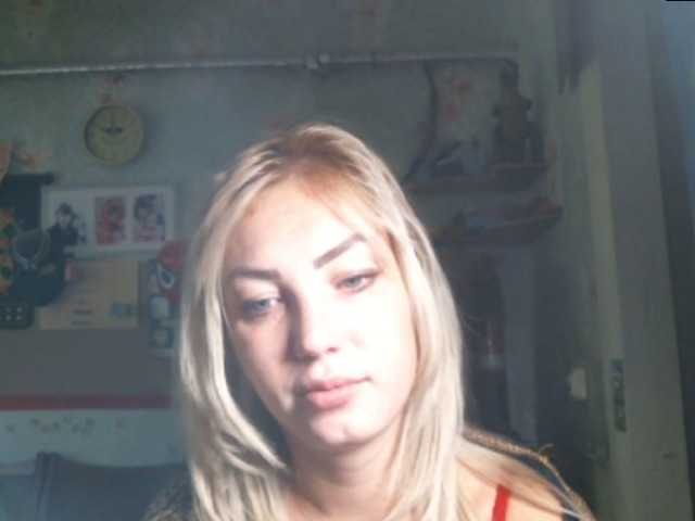 Photos HotCarmin Hi guys, i love to play love to dance... if you like slim blond .I do a show , 5 min for 500 tokens