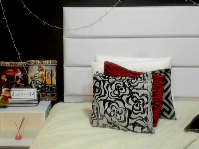 Broadcast screenshots JuliaDavis