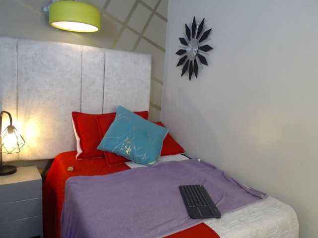 Welcome to my chat room! Feel free to say hi 😊