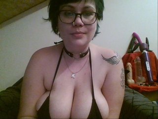 Photos KendraCam HUGE TITS!! Smoking curvy geeky gamer girl! (ENG/NL/FR)