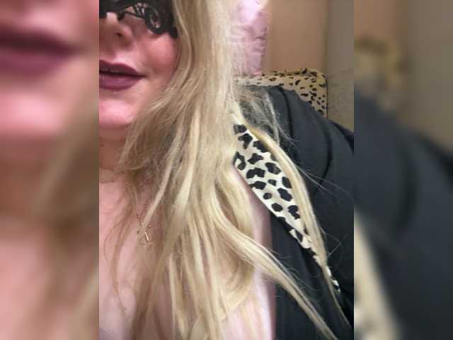 Welcome to my chat room! Feel free to say hi 😊