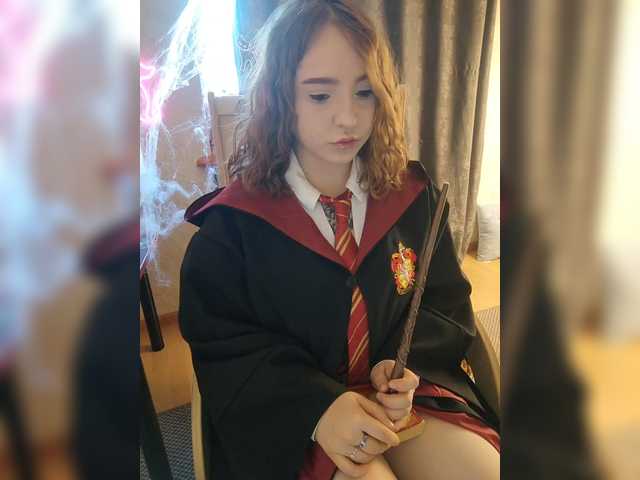 Photos LittleDelora Welcome to my Hogwarts, this Halloween I will be dressed as Hermione with a wand that shoots fire. Come in and we’ll learn spells together) P.S. I’m only a 1st year student @total countdown @sofar collected @remain left until the show starts!