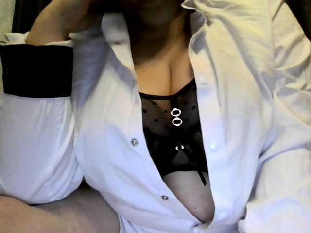 Welcome to my chat room! Feel free to say hi 😊