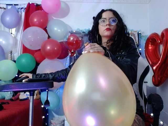 I am Lola. Welcome my room. Lovense on, ballons, Jeans, sexy