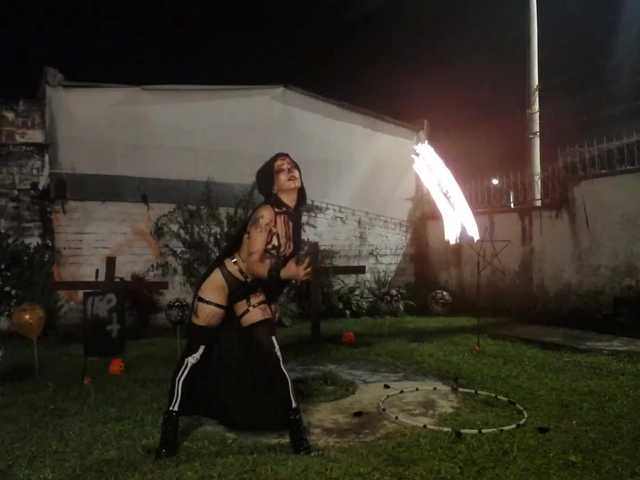 Photos Lucie-Ribas Welcome Fire Show When the room is full ♥ Do not forget to follow and help me give more shows! Thanks for all support | Goal Fire Show: 986