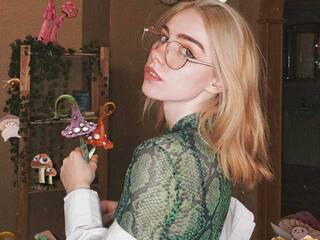 Erotic video chat LucyVirgin