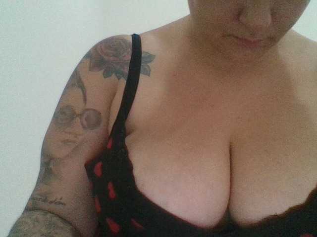 Welcome to my chat room! Feel free to say hi 😊