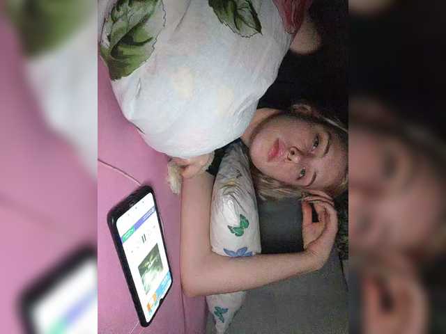 Broadcast screenshots xoxoxo_adelin