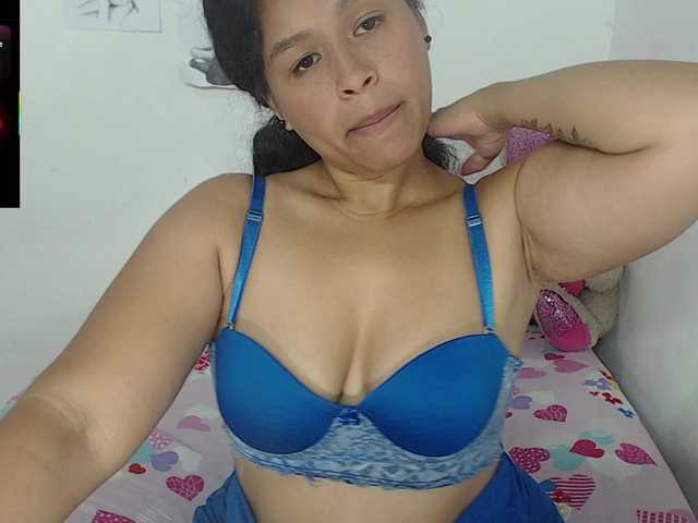 Welcome to my chat room! Feel free to say hi 😊