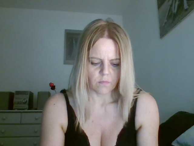 Photos MilfSusanna If you wanna play, join me up in pvt and lets;) i love to dance;) and play...