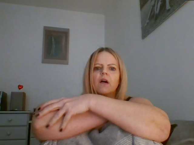 Photos MilfSusanna If you wanna play, join me up in pvt and lets;)i love to dance;) and play...