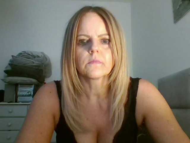 Photos MilfSusanna If you wanna play, join me up in pvt and lets;)i love to dance;) and play...