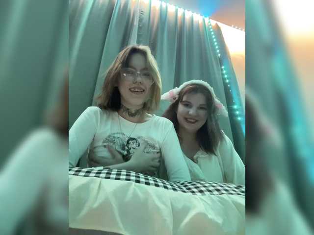 Broadcast screenshots Molly-and-Ewa
