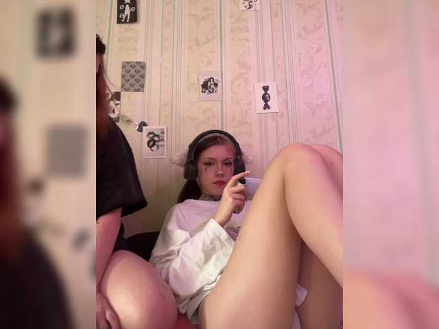 Broadcast screenshots Molly-and-Ewa