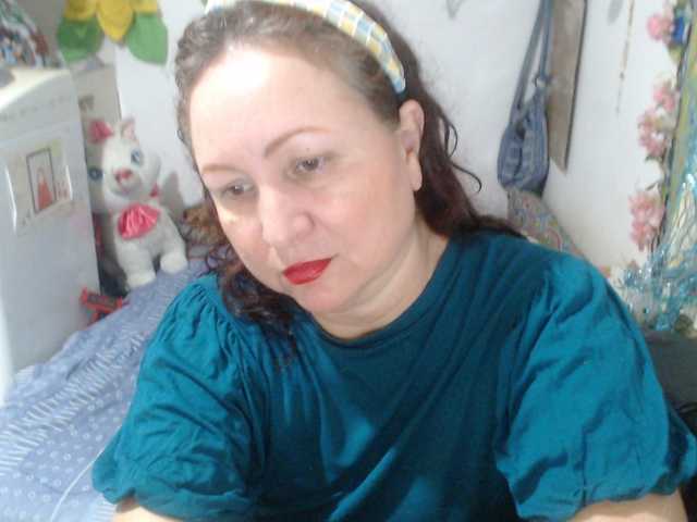 Photos MommyQueen For today 200 tokens oil in my breasts .............. let's have fun my loves ...