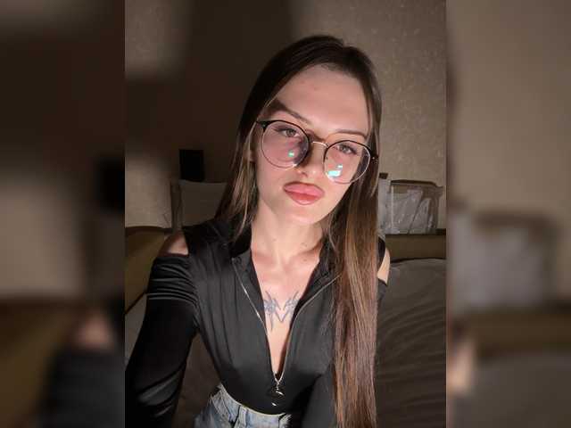 Welcome to my chat room! Feel free to say hi 😊