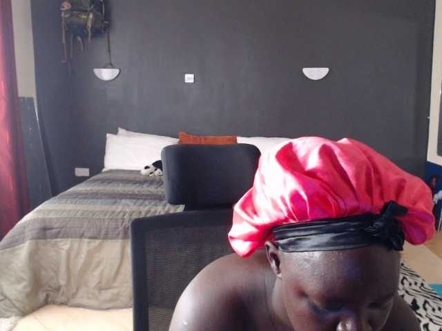 Photos Nzinga3 Greetings, welcome to my room lets work out together. Working on my cardio before my next mountain climb