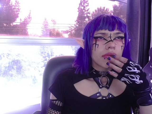 Photos PhychomagcArt Welcom me room!! come and play with this goth girl, but very slutty, do you want to come and taste her squirt and cum?