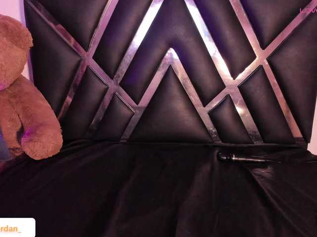 Welcome to my chat room! Feel free to say hi 😊