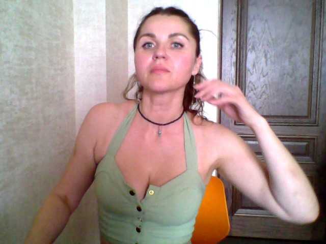 Welcome to my chat room! Feel free to say hi 😊