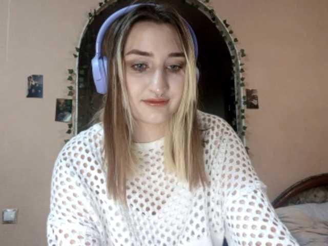 Welcome to my chat room! Feel free to say hi 😊